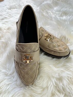 Tory Burch Quilted Patent Loafers with Gold Logo - Beige 8M